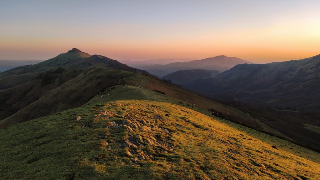 Lever de soleil depuis les crêtes de Bizkayluze